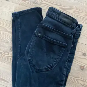 Säljer dessa jeans från Lee som är Lågmidjade. Tyvärr är de för små mig. Inga större tecken på användning. 