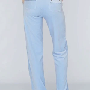 Juicy couture  - Blå juicy byxor i storlek S/Small köpte dem på Nelly för 1200kr 