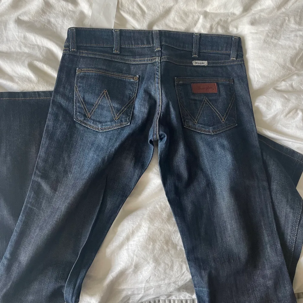 Jättefina lågmidjade jeans från Wrangler. Tyvärr för små, även dessa köpa på Zalando Zircle. Storlek 27/32 och väldigt långa på mig som är 175/176.. Jeans & Byxor.