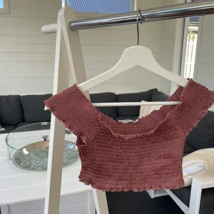 Minitopp - Kort off shoulders topp i lila/rosa från NA-KD i storlek XS 💘 skriv om du har några frågor eller om du vill diskutera pris!