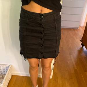 Jättefin svart jeans kjol med knappar framtil från GinaTricot i storlek 38. Säljes för 30 kr+frakt