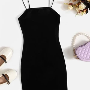 Svart klänning  - Säljer en helt oanvänd klänning från SHEIN i storlek 11-12 åringar. 