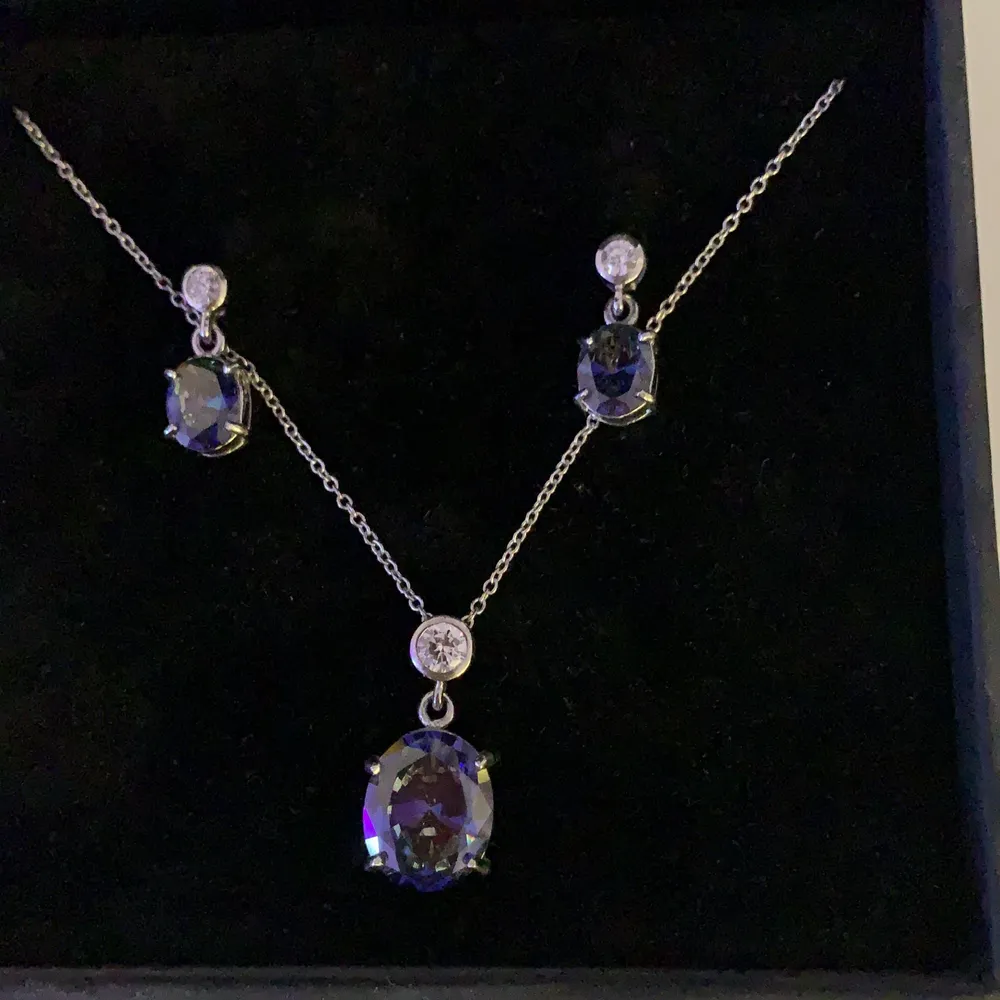 Säljer dessa suuuperfina smycken, halsbandet och örhängena är äkta silver, fick smyckena men säljer då jag bara använder guld smycken💕 köparen står för frakt🥰. Accessoarer.