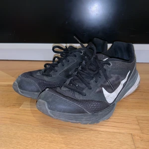 nike skor - svarta nike skor med swoosh loggan!!! köpta ca 3 år sedan och skicket är helt okej. storlek 38,5 men passar mig som har 39