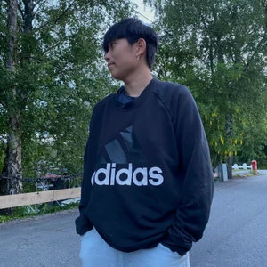 Nyskick adidaströja - Sweatshirt från adidas. Lappen är borta men sitter som storlek M. Frakten tillkommer