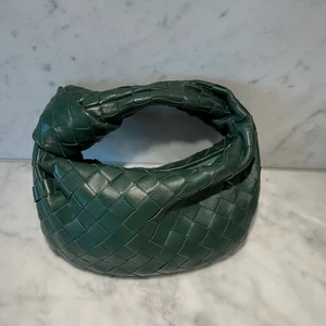 Bottega Veneta Mini Jodie - INTRESSEKOLL! Bottega Veneta Mini Jodie i mörkgrön! Jätte fint skick och sparsamt använd💖 Nypris nu är 23760 kom med egna rimliga bud🫶