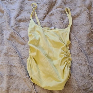 Fint Gult linne - Då banden var för långa för mig så säljer jag detta linne är 160 och andvänder xxs eller xs