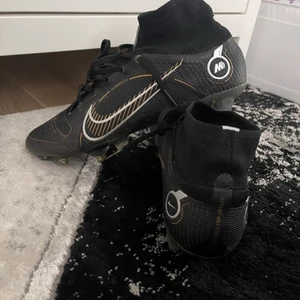 Nike Mercurial Superfly 8 Academy MG Shadow - Dessa skor har använts på två träningar, så dessa Nike fotbollsskor är nästan helt nya och därmed priset. Undersulan är soft ground.  För mer info skriv till mig!  Mvh Casper   Nypris cirka 2300