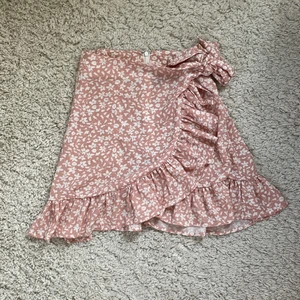 Kjol  - Säljer för att den för för stor 💗