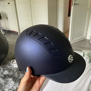 BoT hjälm💙 - Marinblå Back on Track hjälm! Använt den när jag kör så därför har stenar skvätt upp som repat den lite (syns på sista bilden). Även lite skitig på vissa ställen men de går säkert att tvätta bort 😃  aldrig avramlad i eller tappad, 350 + frakt! Storlek 55❤️