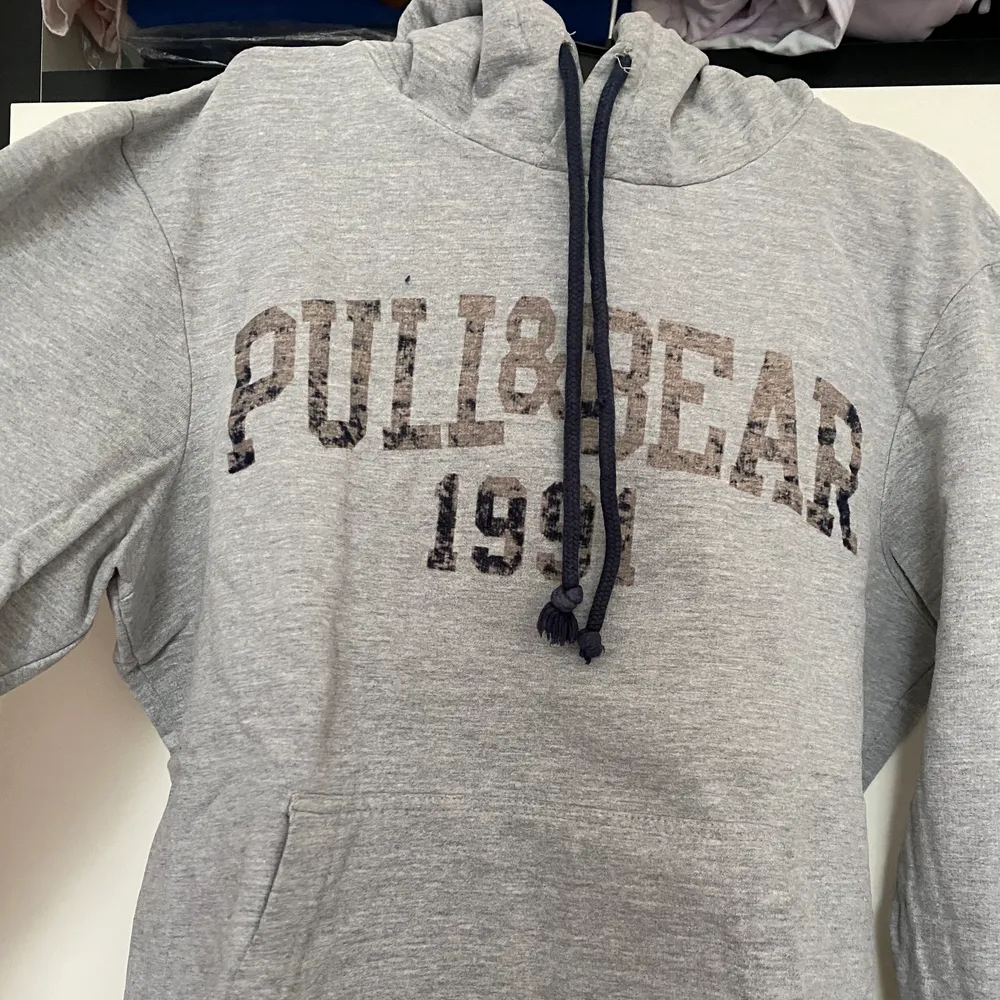 En använd hoodie från pull&bear men den är inte trasig någonstans, jätte skön! . Tröjor & Koftor.