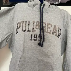En använd hoodie från pull&bear men den är inte trasig någonstans, jätte skön! 