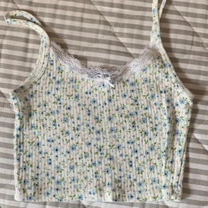 Brandy Melville linne - Gulligt blommigt linne från brandy melville! Bara andvänd några gånger så i super fint skick 💓