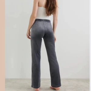 Mjukis byxor  - Köpte dom för 2 år sen och har använt dom ganska många gånger men dom är i bra skick. Byxorna är i storlek xs-s men dom är för långa på mig och jag är 156