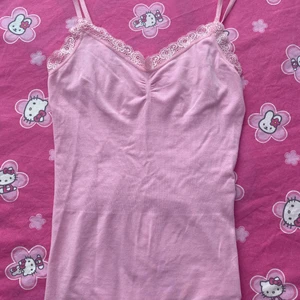 rosa topp - aldrig använd rosa topp med spets💗