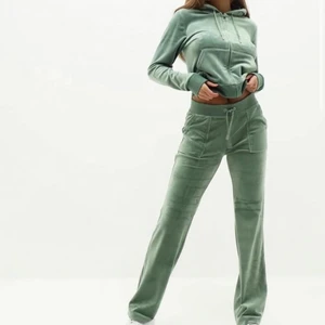 Juicy - Säljer mitt jättefina juicy sätt i ljus grönt tröjan är i storlek S ocg byxorna är i storlek xs använda några gånger men ser som nya ut