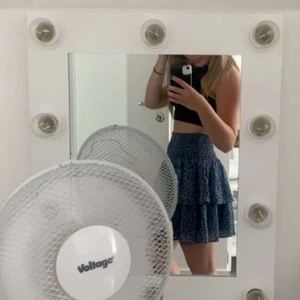 Kjol med volang  - Säljer mina favorit kjol då jag vill testa på nytt, köpt på Kappahl sommaren 2021 och den går inte att köpa längre. Många intresserade så startar vi budgivning. Den är i storlek 170 alltså passar den XS-S