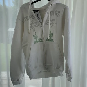 Street tag zip hoodie - Säljer nu min Streettag Zip Hoodie eftersom att jag beställde fel storlek, den är limited edition och är helt slutsåld. Den är aldrig använd och lappen sitter kvar. Den är i storlek S . Den är köpt för 700:- på deras hemsida. Hör av dig vid intresse