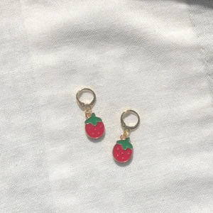 Strawberry earrings🤍 - Dessa är så söta, och passar perfekt nu i sommar!💕 det går att välja själv om man vill ha creoler (som på bilden) eller vanliga örhängeskrokar! 20kr/paret frakt tillkommer på 14kr🔮