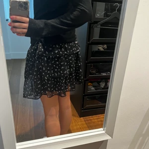 Svart volangkjol - Säljer den här kjolen ifrån H&M i storlek S. Använd ett få tal gånger, bra skick. Säljer eftersom jag behöver bli av med massor med kläder. 