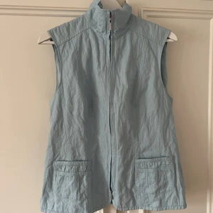 Väst - Använd inte köp nu knappen! Väst i baby blå färg, aldrig använd och i superfint skick. 