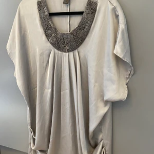 Grå klänning från H&M storlek 36 - Storlek 36 Köpt på H&M Bra skick, knappt använd.  Hämtas i vallastaden i Linköping  Kan fraktas, köparen står för frakt.