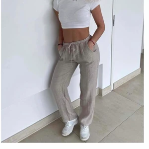 Linnebyxor  - Linnebyxor från disignbysi, köpte för 600kr inklusive frakt, knappt använda. Säljer inte under 300kr