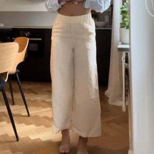 LINNEBYXOR H&M - Så fina linnebyxor från h&m. Storlek xs. Ljusgula/beigea. Byxorna är vida.  Bara testade. Jättefint skick. Som nya.  🤍💛🤍💛🤍