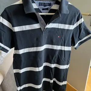 Pikétröja från tommy hilfiger. Storlek Medium i bra skick. 