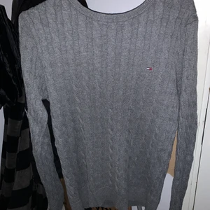 Tommy hilfiger - Jag har för mycket kläder så rensar garderoben. Storlek L 