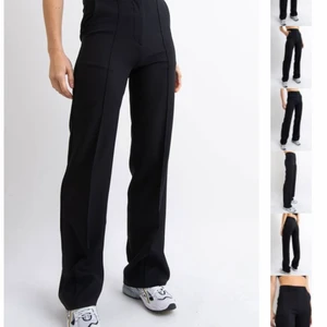 Kostymbyxor  - Säljer dessa eftersom dom inte kommer till användning längre då dom är lite stora på mig💕🫶🏽 (längd 32) (väl använda men bra skick)