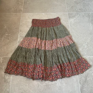 färglad lång kjol✨ - En färgsprakande långkjol⚡️ fungerar utmärkt som både klänning och kjol💕 står ingen storlek men skulle gissa runt s-l eftersom den är ganska stretchig⚡️