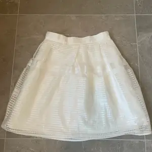 Fin vit kjol från by malina⚡️I nyskick och knappt använd💕