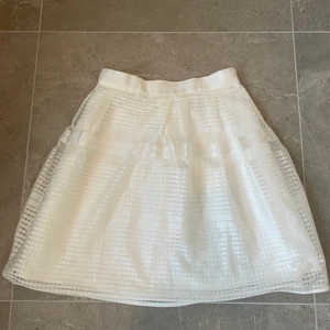 fin vit sommarkjol💕 - Fin vit kjol från by malina⚡️I nyskick och knappt använd💕