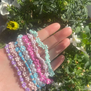 Armband  - Somriga armband med blommor. Finns i alla färger och kan även göras i andra modeller. Du väljer själv hur stort du vill ha det och de är även justerbara så storleken går att ändra. 49kr st eller 60kr med en ring. Kolla gärna in mina andra annonser 🌸