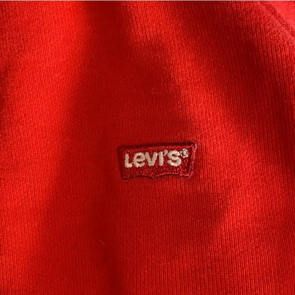 Levis hoodie i väldigt bra skick då jag nästan aldrig använt den. Den är i strlk xs men passar säker s oxå. Hoodies.