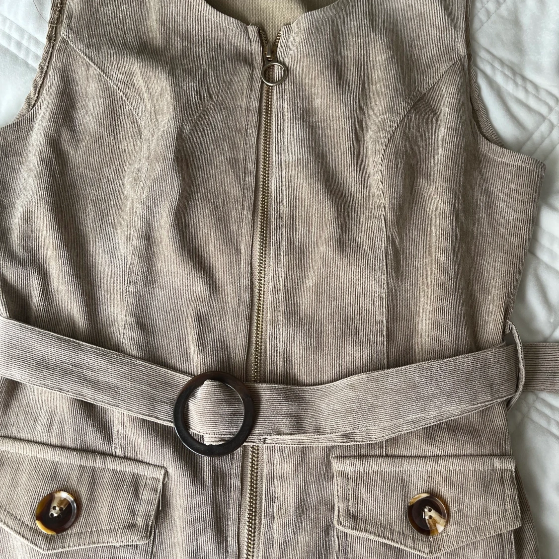 Beigh klänning med bälte