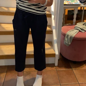 Mörkblåa sköna byxor  - Säljer dessa mörkblåa byxor 💙. Av skäl att dem blivit för små/för korta för mig 👍🏻. Storleken är 134. Och dem är i väldigt bra skick. Kontakta vid frågor och om du vill köpa 💗. 