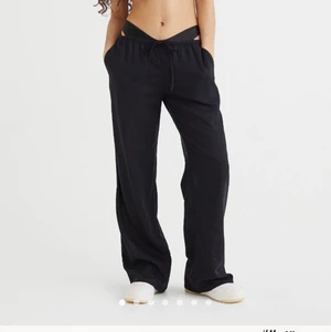 Svarta Linnebyxor 🤩 - Säljer dessa supersnygga linnebyxorna ifrån h&m, säljer då de inte kommer till någon användning, Storlek L passar en M-L🤩💓Slutsålda på deras hemsida och i butik!!