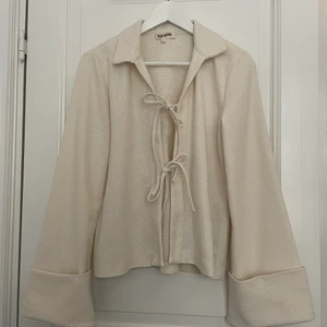 Djerf Avenue kofta  - ”Occasion top”. Storlek S, använd 1 gång. Hämtas i Vasastan eller skickar mot frakt. 