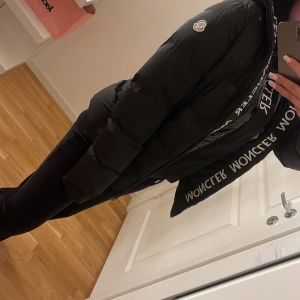 Moncler  - Moncler jacka 4000kr pris kan diskuteras strl m passar L 