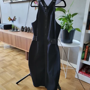 Jeansklänning från G star - Blå jeansklänning från G star. Dragkedja längst framsidan. Buren vid ett tillfälle och i mycket fint skick.