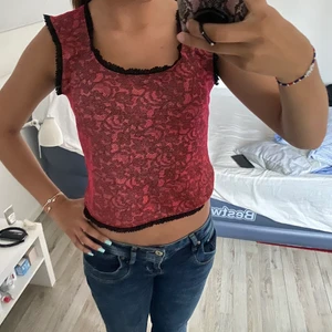 Röd DKNY topp - En jättegullig topp ifrån DKNY. Aldrig använd då den inte riktigt är min stil. Den är röd glittrig och har väldigt gulliga detaljer. Den är storlek M men skulle mer säga att den är S/Xs