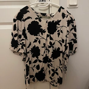TOPP🎽 - Jättesöt topp ifrån H&M. Knytdetaljer vid ärmarna och öppen i ryggen. Aldrig använd. Står ingen storlek men passar nog M-L. 🤍
