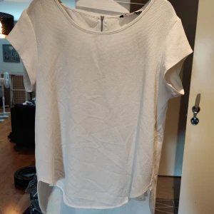Vit topp strl 40  - Vit fin till strl 40 finns inget att anmärka på 