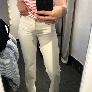 Regular wide jeans bikbok - Säljer mina cremevita byxor från bikbok då de tyvärr blivit föör små🫣 Använts en hel del men i superfint skick!! I storlek 24/30. Perfekt i längden för mig som är 165 med långa ben. Köptes för ca 550kr, säljer för 200kr + 📦📦