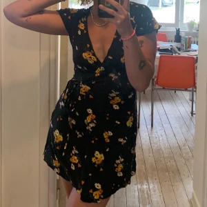 omlottklänning från hm - tunn och bekväm omlottklänning, sparsamt använd