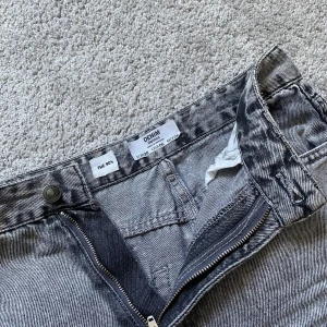 Bershka jeans - Gråa baggy jeans köpta från Bershka, helt slutsålda. Jag är 167 lång och bär storlek 38. Skriv på dm vid intresse eller fler bilder! <3 