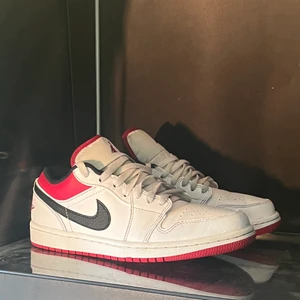 Jordan 1 low University red - Jordan 1 low University red i storlek 40! ⚡️Mycket bra skick⚡️ skorna är i en enkel färg som 🍀matchar allt🍀 det är bara att fråga om fler bilder eller frågor om skorna 😊 🔥Kan mötas upp i Stockholm eller frakta dem🔥 ❗️Pris kan diskuteras vid snabb affär❗️