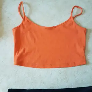 En jättefin orange tröja 